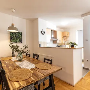 Gozsdu White Raven 305 Budapest